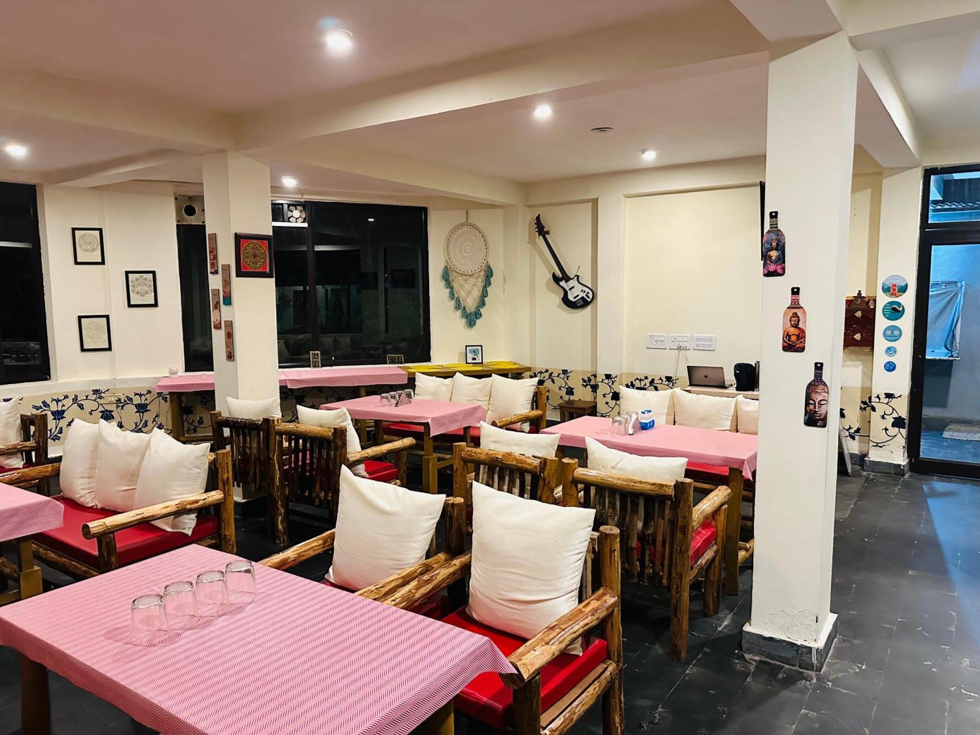 Red House Cafe And Inn Manāli エクステリア 写真