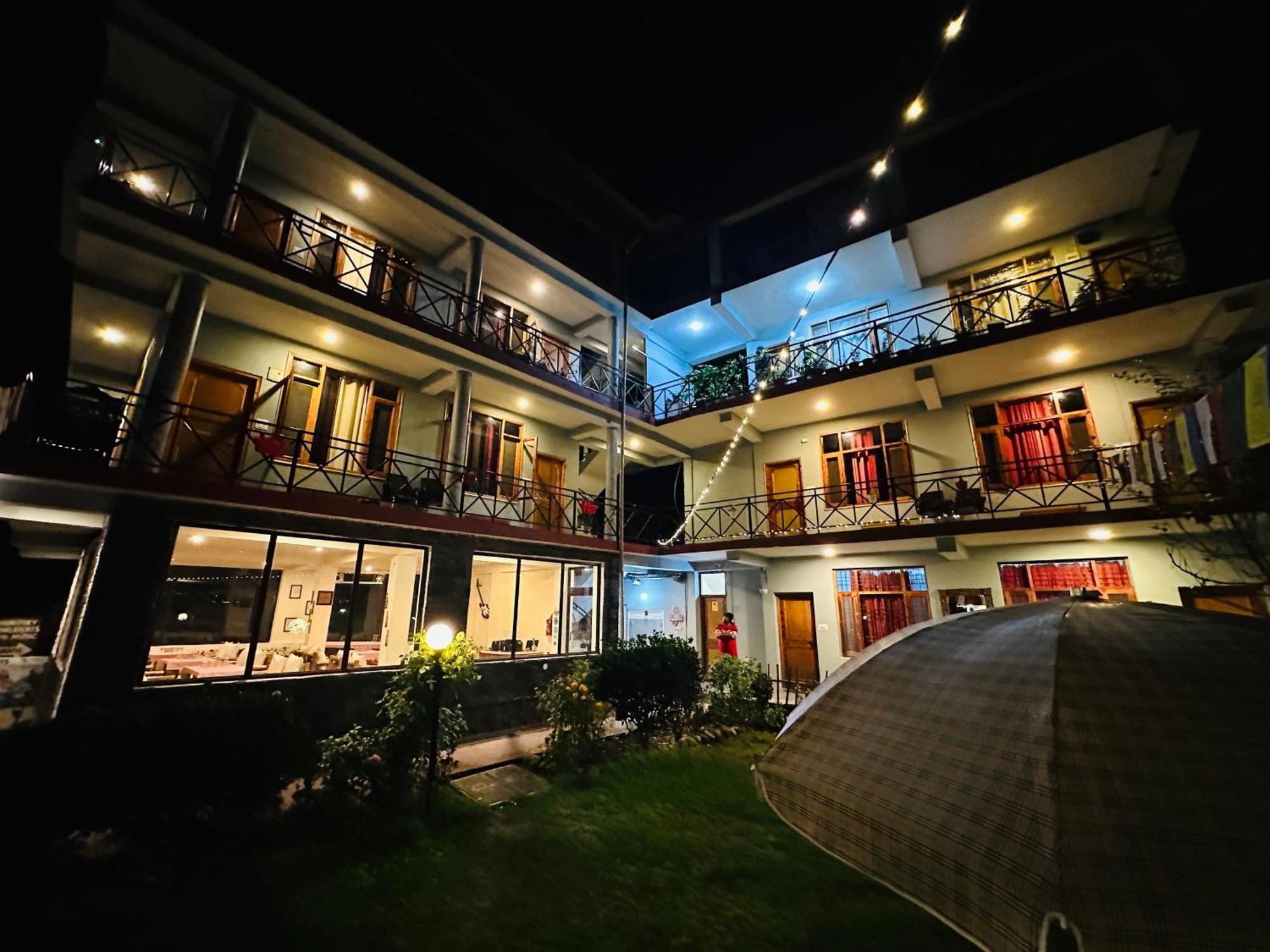 Red House Cafe And Inn Manāli エクステリア 写真