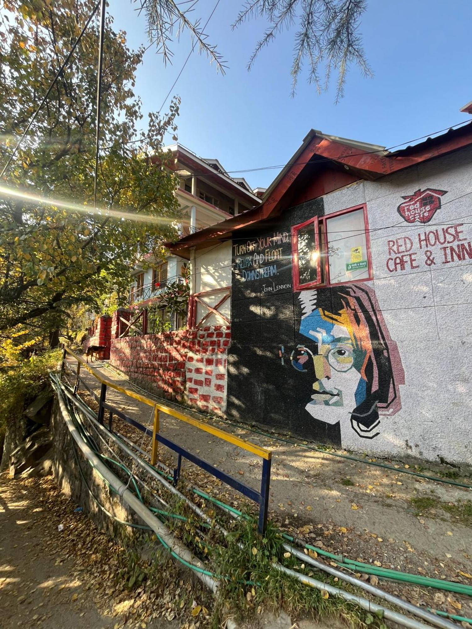 Red House Cafe And Inn Manāli エクステリア 写真